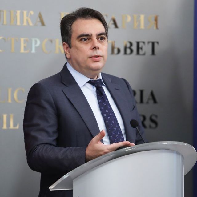 bulgaria minister of finances doing a speech